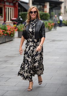 Amanda Holden feet photo thumbnail