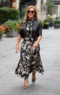 Amanda Holden feet photo thumbnail