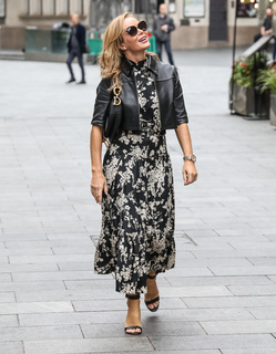 Amanda Holden feet photo thumbnail