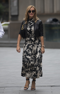 Amanda Holden feet photo thumbnail