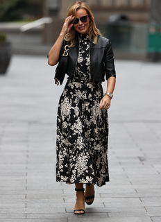 Amanda Holden feet photo thumbnail