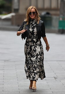 Amanda Holden feet photo thumbnail