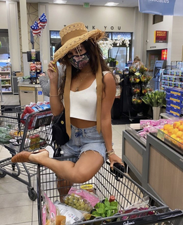 Vanessa Hudgens feet photo thumbnail