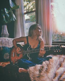 Emily Osment feet photo thumbnail