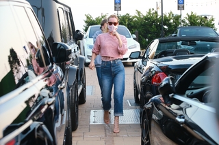 Leslie Mann feet photo thumbnail