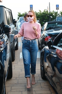 Leslie Mann feet photo thumbnail
