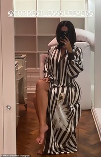 Khloé Kardashian feet photo thumbnail