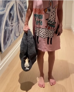 Kaley Cuoco feet photo thumbnail