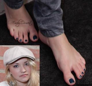 Emily Osment feet photo thumbnail