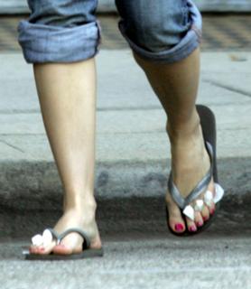Jessica Biel feet photo thumbnail