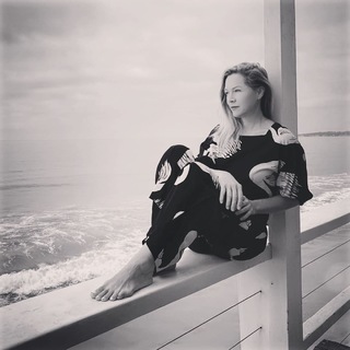 Jennie Garth feet photo thumbnail