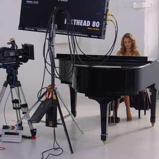 Delta Goodrem feet photo thumbnail