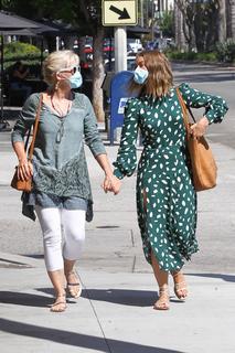 Julianne Hough feet photo thumbnail