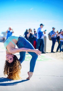 Sofie Dossi feet photo thumbnail