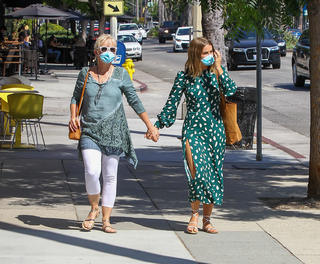 Julianne Hough feet photo thumbnail