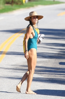 Bethenny Frankel feet photo thumbnail
