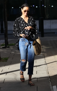 Melanie Sykes feet photo thumbnail