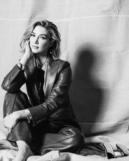 Delta Goodrem feet photo thumbnail