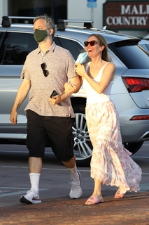Leslie Mann feet photo thumbnail