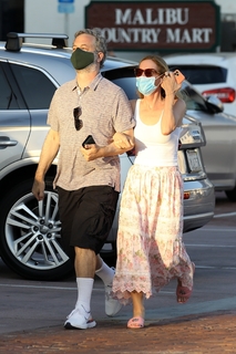 Leslie Mann feet photo thumbnail