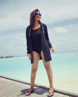 Parineeti Chopra feet photo thumbnail