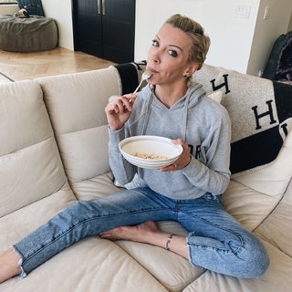 Katie Cassidy feet photo thumbnail