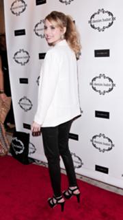 Emma Roberts feet photo thumbnail