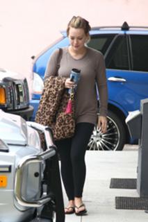 Hilary Duff feet photo thumbnail
