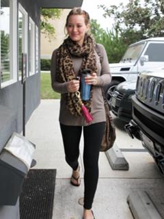 Hilary Duff feet photo thumbnail
