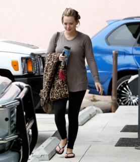 Hilary Duff feet photo thumbnail