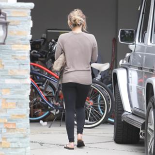 Hilary Duff feet photo thumbnail
