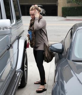 Hilary Duff feet photo thumbnail