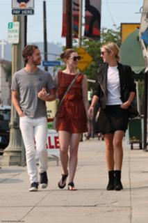 Anne Hathaway feet photo thumbnail