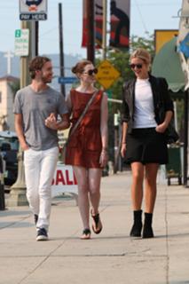 Anne Hathaway feet photo thumbnail