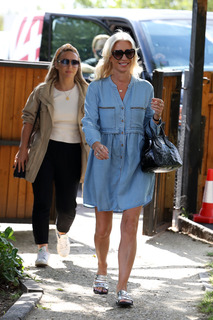 Denise Van Outen feet photo thumbnail
