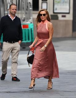 Amanda Holden feet photo thumbnail