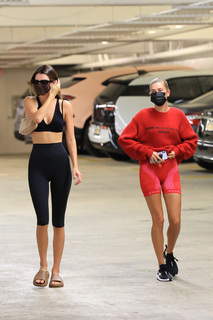 Kendall Jenner feet photo thumbnail