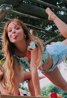 Larissa Manoela feet photo thumbnail