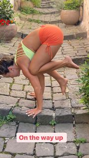 Kino MacGregor feet photo thumbnail