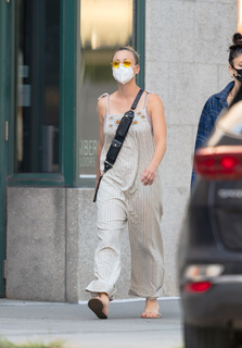 Kaley Cuoco feet photo thumbnail