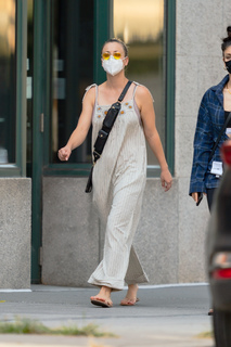 Kaley Cuoco feet photo thumbnail