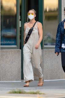 Kaley Cuoco feet photo thumbnail
