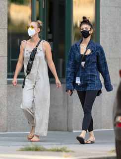 Kaley Cuoco feet photo thumbnail