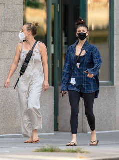 Kaley Cuoco feet photo thumbnail