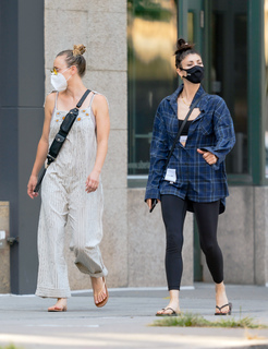 Kaley Cuoco feet photo thumbnail