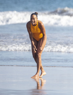 Zoe Saldana feet photo thumbnail