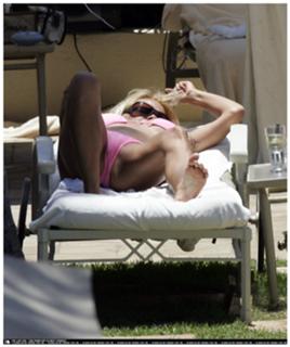 Pamela Anderson feet photo thumbnail