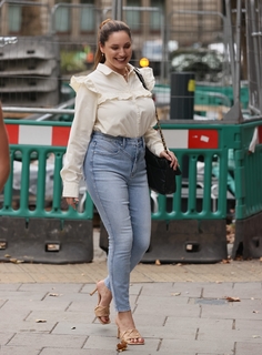 Kelly Brook feet photo thumbnail