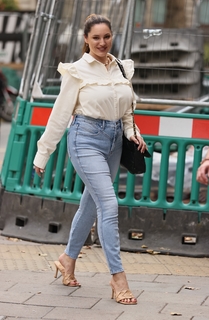Kelly Brook feet photo thumbnail