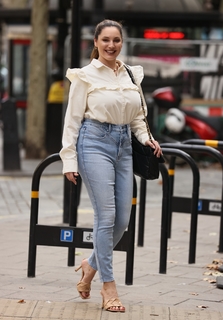 Kelly Brook feet photo thumbnail